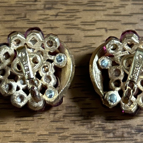 Trifari • Briolette Fuschia •Gold Tone • Purple • Rhinestone Flower • Earrings - Picture 14 of 14